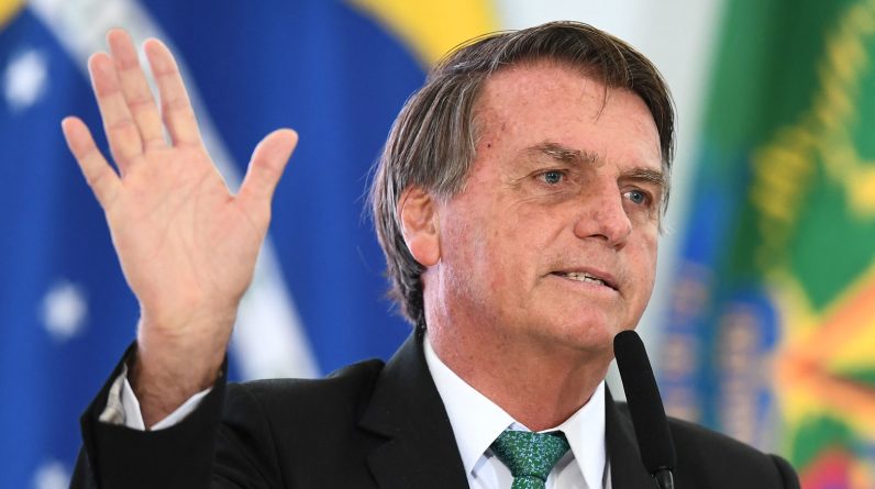 Jair Bolsonaro diz que perguntou os nomes das pessoas que concordaram com a vacinação infantil