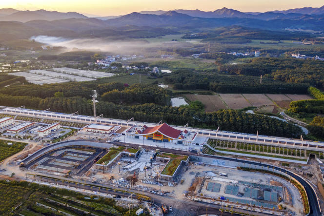 Nesta foto divulgada pela agência de notícias Xinhua, uma vista aérea da estação Ganlanba, uma das estações ao longo da nova ferrovia China-Laos, em 28 de setembro de 2021, na província de Yunnan (sudoeste da China).