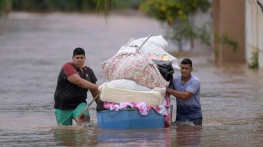 Des habitants sauvent ce qu&apos;ils peuvent de leurs affaires personnelles après avoir quitté leurs maisons inondées, le 10 janvier 2022 dans l&apos;Etat de Minas Gerais, au Brésil (AFP - Douglas MAGNO)