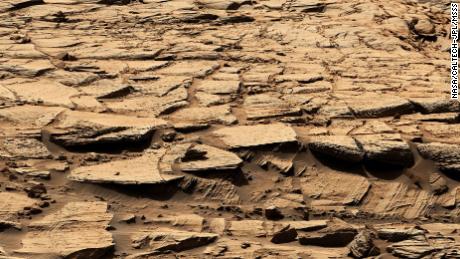 Esta imagem do Curiosity mostra a área que a sonda cavou e amostrou.