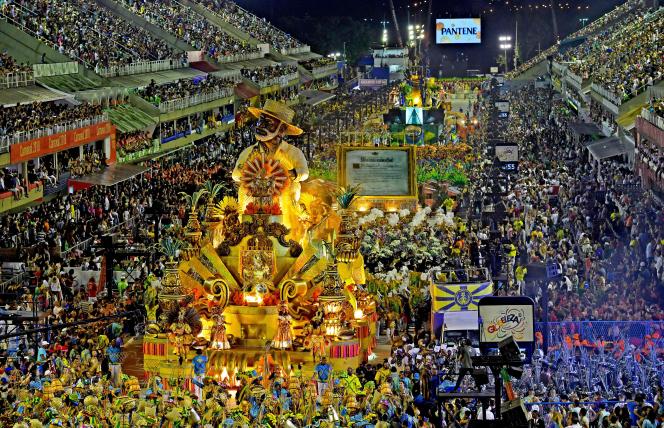 Desfiles brasileiros no Sambódromo, Rio de Janeiro, em fevereiro de 2018.