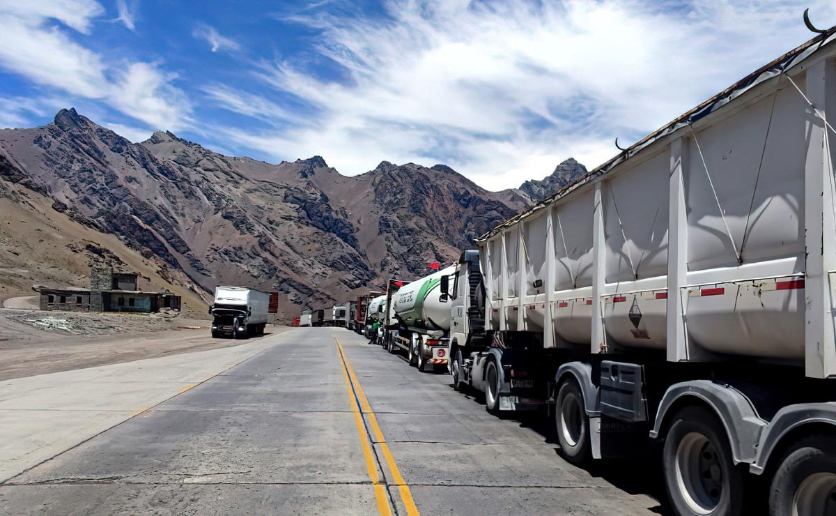 Mais de mil caminhões estão bloqueados na fronteira entre Chile e Argentina.