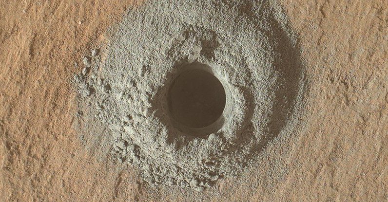O rover Curiosity da NASA perfurou buracos em Marte e encontrou algo muito estranho