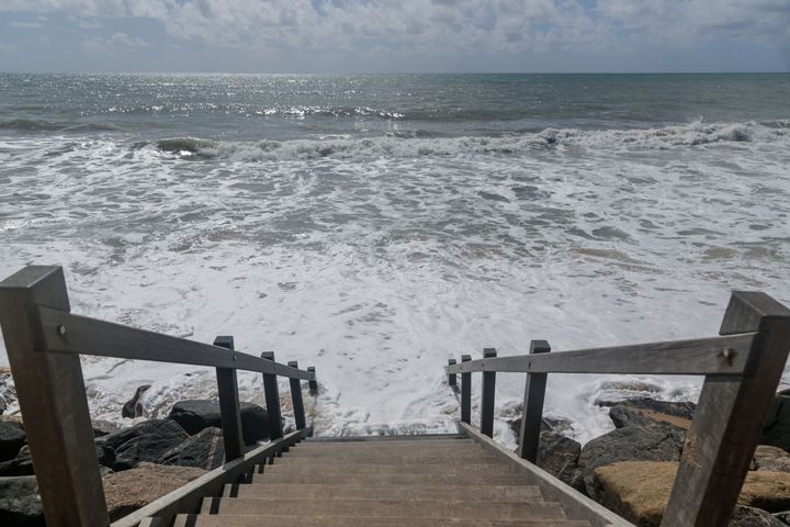 La plage Boa Viagem em Recife au Brésil, l'une des plus grandes villes du pays, le 27 out 2021, illustrat l'impact du changement climatique com l'avancée de l'océan Atlantique.   (DIEGO NIGRO / EFE / MAXPPP)