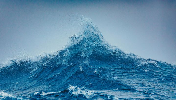Deux lames de mer se rencontrent, créant une vague puissante en form de pic dans l'océan.  (Ilustração) (FOTOGRAFIA DAVID MERRON / MOMENTO RF / GETTY IMAGES)