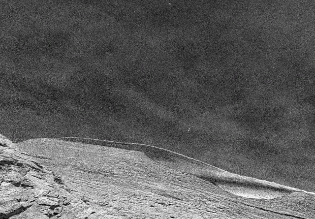 A sonda Curiosity em Marte observa belas nuvens à deriva
