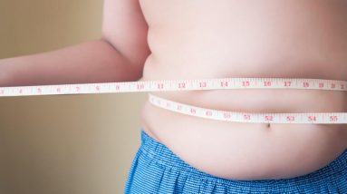 Mais gordura corporal ligada a maior risco de declínio cognitivo, problemas de memória