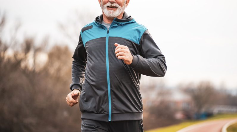 Um novo estudo diz que caminhar diariamente pode reduzir significativamente o risco de doença de Alzheimer