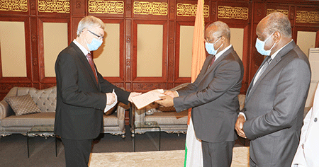 Cinco novos diplomatas apresentam fotocópias das suas credenciais ao Ministro dos Negócios Estrangeiros - Sahel
