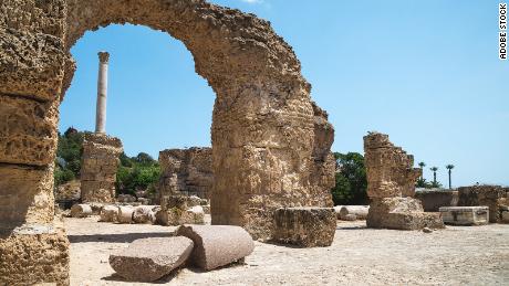 As ruínas de Cartago, uma antiga cidade fundada pelos fenícios no século IX aC e posteriormente conquistada por Roma, ficam à beira-mar nos arredores da capital da Tunísia.