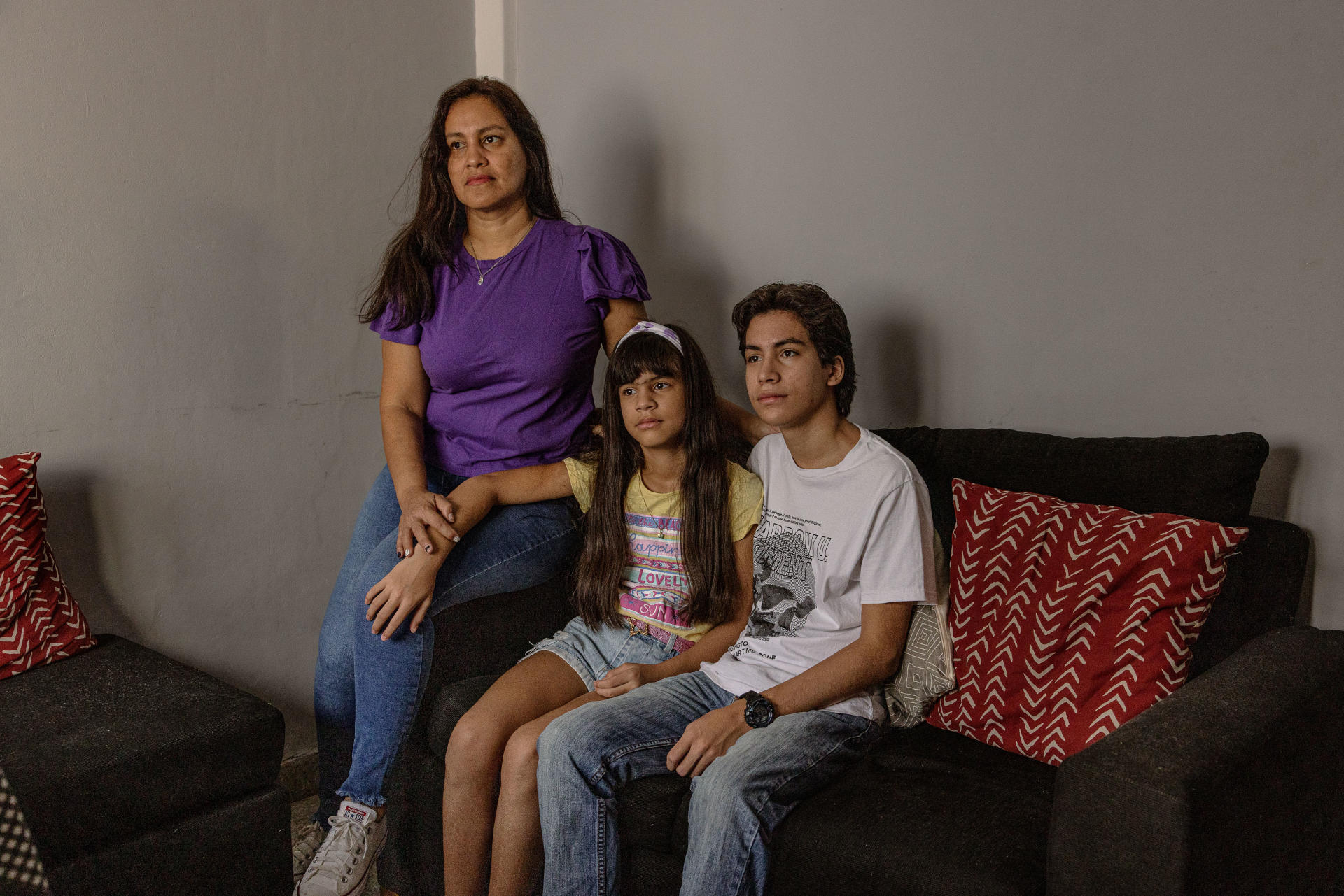 Zuleika Trillo e seus dois filhos, Mariana e Santiago, na sala de seu apartamento em San Justo, perto de Buenos Aires, Argentina, em 17 de fevereiro de 2022.