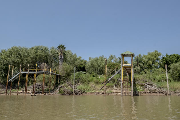 Balsas na costa da Ilha Espinillo no Rio Paraná.  Hoje, esses pontões estão inutilizáveis ​​porque o nível da água está muito baixo para atracação, em Rosário (Argentina), em 17 de fevereiro de 2022.