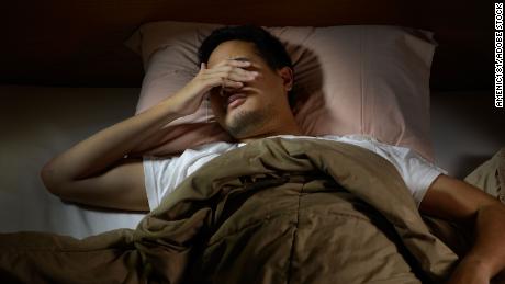 Treine seu cérebro para dormir melhor com 3 dicas de especialistas
