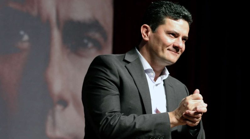 No Brasil, o ex-juiz Sergio Moro está no interior com os sapatos calçados