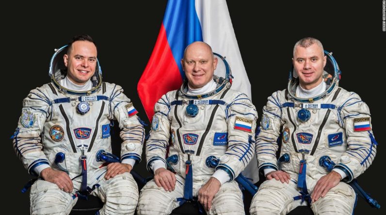 Tripulação de cosmonautas russos decola para a Estação Espacial Internacional