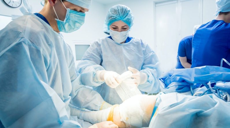 3 cirurgias ortopédicas que podem fazer mais pacientes (e seus seios) do que bem