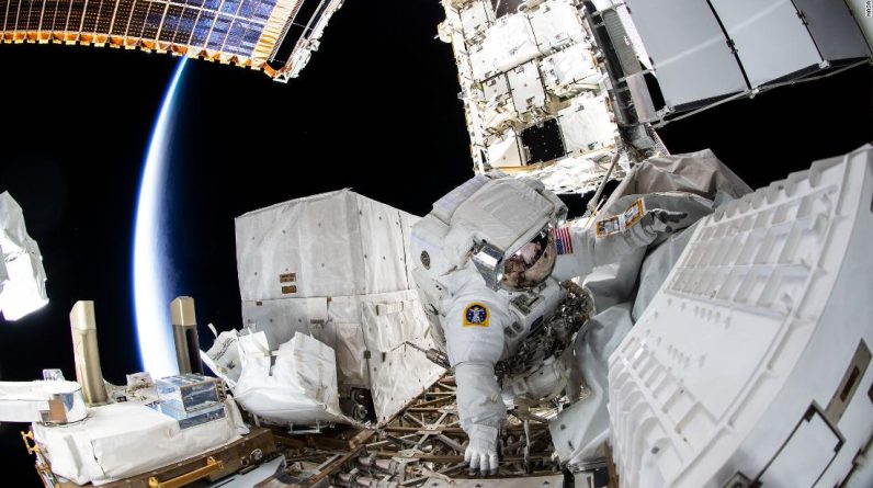 Astronautas da NASA fazem caminhadas espaciais para fornecer atualizações de energia da estação espacial