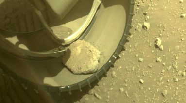 Perseverance Rover da NASA em Marte tem um passeio rochoso em uma de suas rodas
