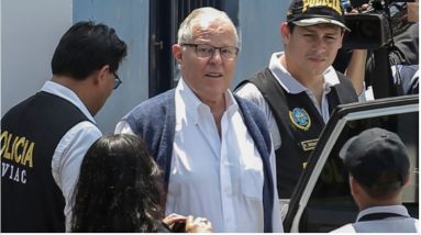 Peru |  corrupção.  Ex-presidente Kuczynski em prisão domiciliar por 3 anos, autorizado a sair para tomar ar fresco, mas não fora do país, aguardando julgamento