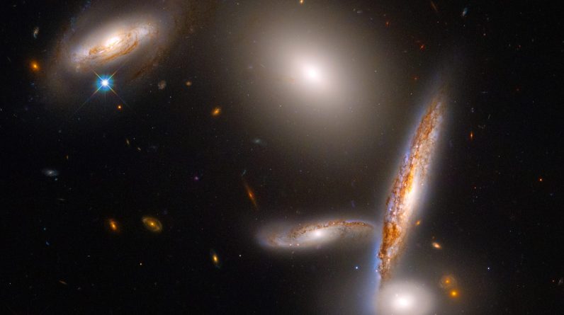 Vista incrível de um grupo incomum de cinco galáxias
