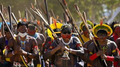 Milhares de indígenas brasileiros protestam contra o presidente Bolsonaro
