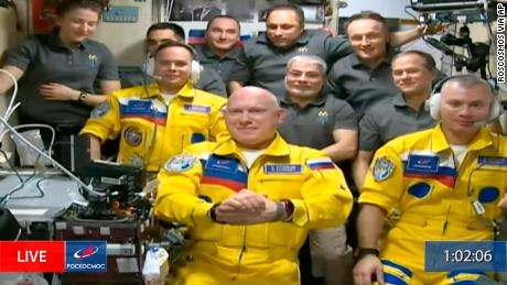 cosmonautas russos'  sobrecarregado & # 39 ;  Um astronauta da NASA fala sobre a controvérsia de chegar à Estação Espacial Internacional em trajes espaciais amarelos
