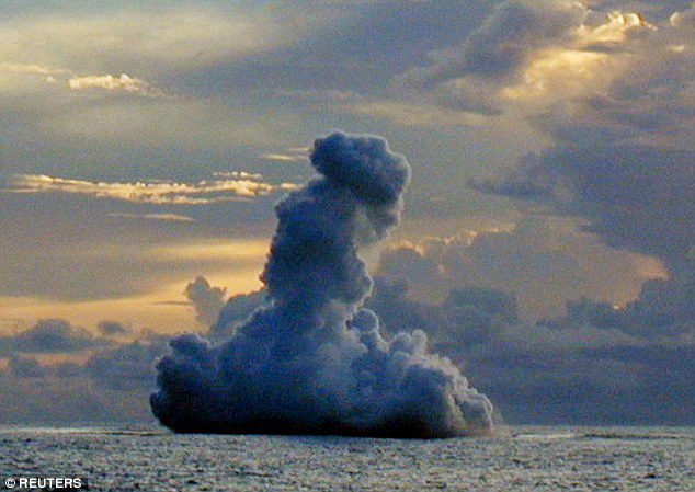 O vulcão Kavachi é o que é conhecido como um vulcão submarino raso na costa da Ilha Fangono.  É um dos vulcões marinhos mais ativos do Oceano Pacífico e também tem o nome Rejo te Kvachi, que significa forno Kavachi.  Os primeiros relatos de sua atividade foram registrados em 1939. Foi visto explodindo no ano 2000