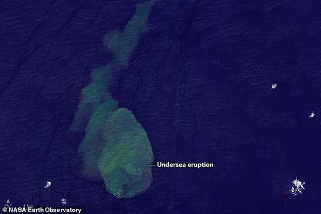 Imagens de satélite da NASA mostram uma nuvem de água descolorida que emana do vulcão Kavachi, localizado a cerca de 24 quilômetros ao sul da Ilha Fangono.