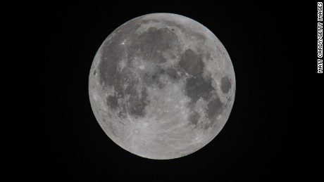 Missão da NASA descobre água na superfície da lua iluminada pelo sol 