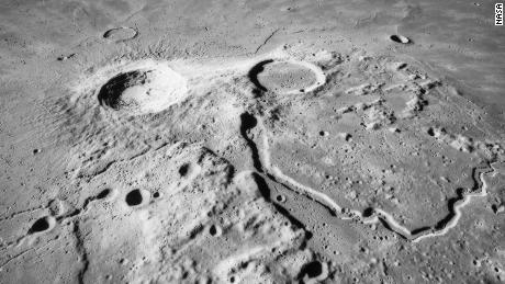 Os cientistas acreditam que o Vale Schrotter (também chamado de Vale Schrotter) foi formado por lava expelida de erupções vulcânicas na superfície da Lua.
