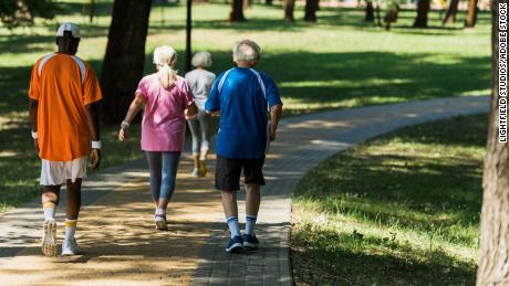 Estudos mostram que uma marcha mais lenta à medida que envelhece pode ser um sintoma de demência no futuro.