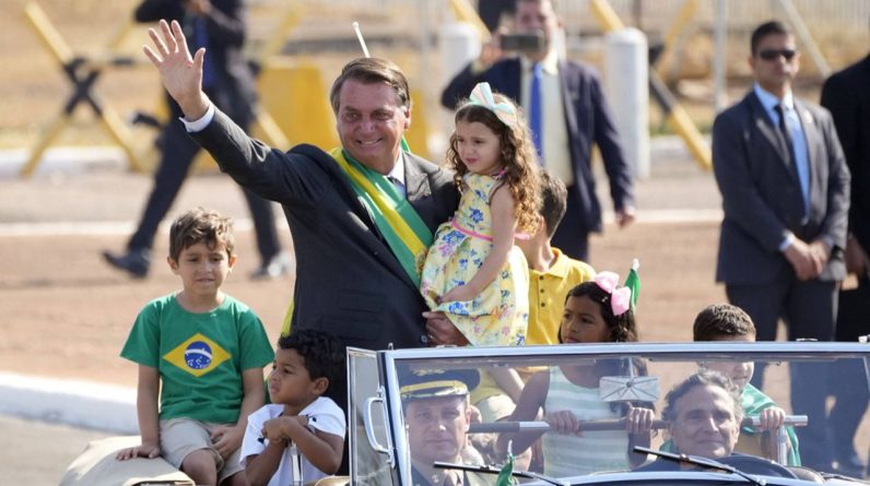 « Seul Dieu pourra me déloger [du pouvoir] », a notamment déclaré le président d'extrême droite Jair Bolsonaro.