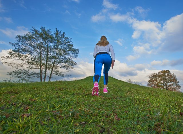 Mulher fazendo exercício de caminhada extenuante para se livrar da gordura da barriga