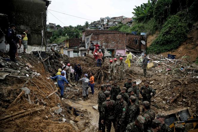 Soldados, bombeiros e moradores vasculham os escombros nas alturas do Recife (Brasil), após enchentes, 29 de maio de 2022. 