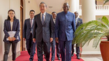 Wang Yi em William Ruto para defender a cooperação Pequim-Nairóbi - Jeune Afrique