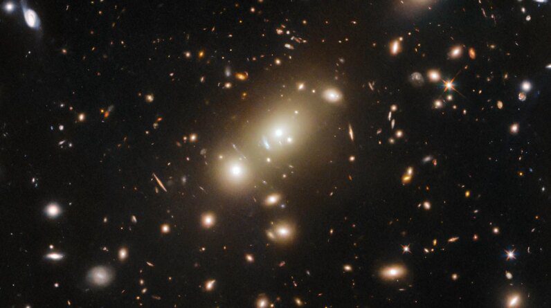 O Telescópio Espacial Hubble captura um aglomerado verdadeiramente gigantesco de galáxias