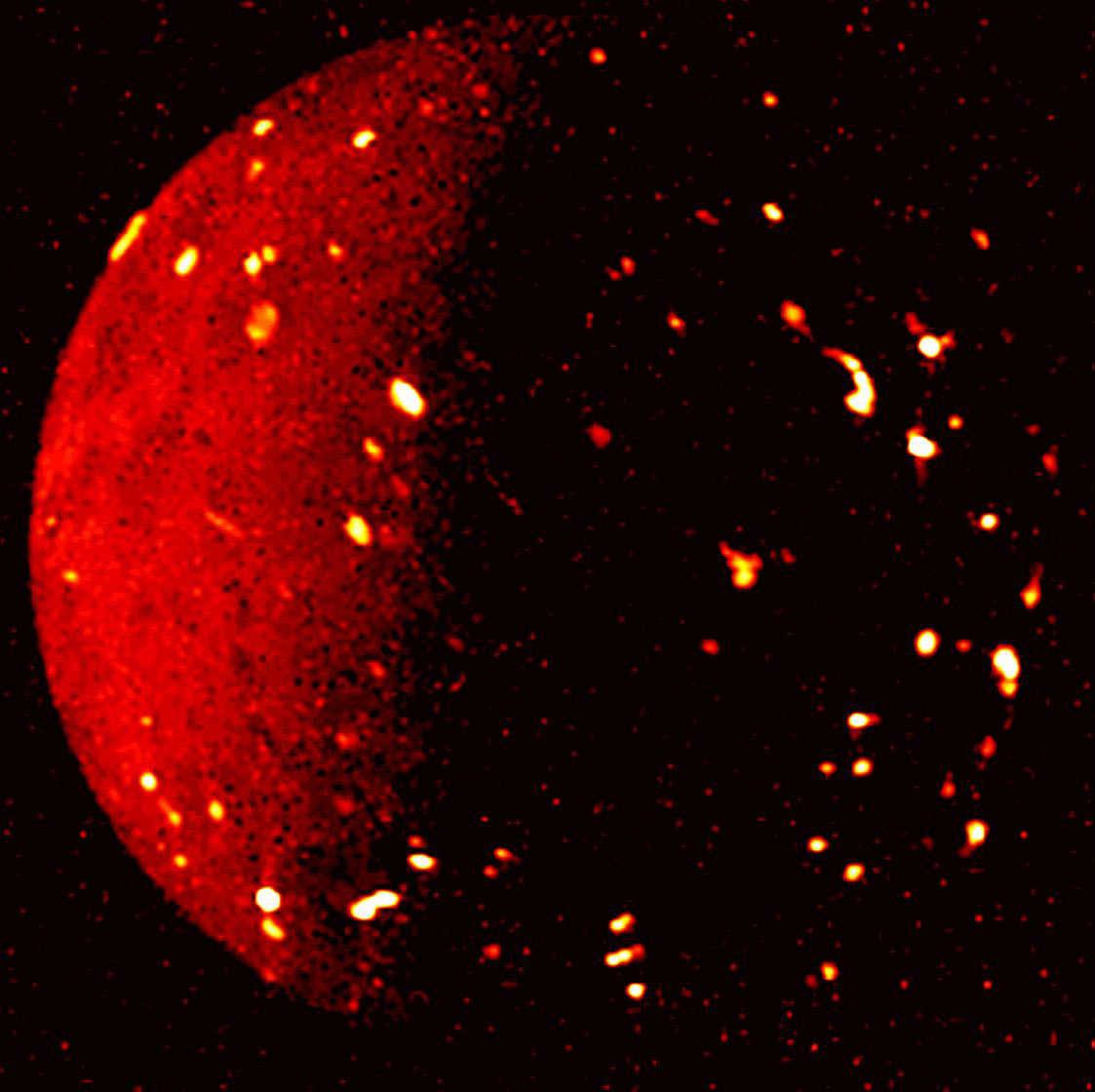 Io visto pelos instrumentos JIRAM de Juno mostra pontos vulcânicos em toda a lua ardente