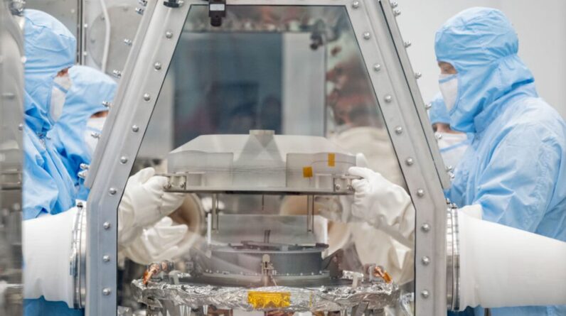 "Poeira negra e detritos": NASA abre a tampa de uma cápsula de amostra de asteróide