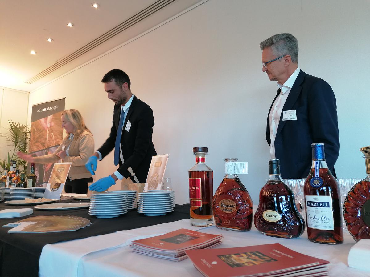 Esta terça-feira, 17 de outubro de 2023, no Parlamento Europeu, em Estrasburgo, foi servido um cocktail aos participantes numa conversa com produtores de Cognac, Whisky Irlandês e Parmesão.