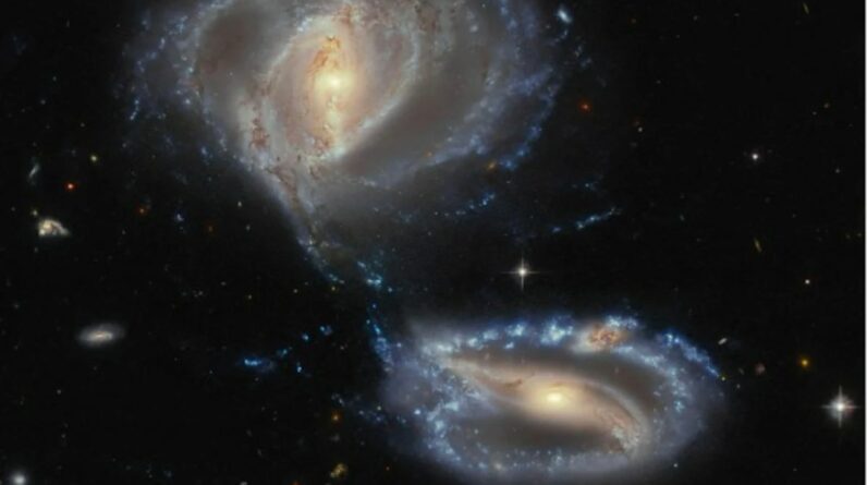 NASA compartilha uma imagem impressionante do Galaxy Trio localizado a 500 milhões de anos-luz da Terra
