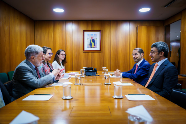 Agência de Notícias Emirates - O Ministro das Relações Exteriores dos Emirados Árabes Unidos e os Presidentes do Senado Federal e da Assembleia Nacional Brasileira discutem as relações entre os dois países