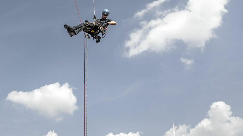 Descente en rappel, après des travaux sur la pale d'un rotor d'éolienne Vestas V112, dans le parc d'Albertshof (Land de Brandebourg, Allemagne).