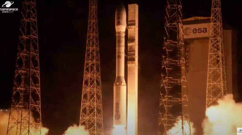 Foguete Vega da Arianespace lança 12 satélites em órbita