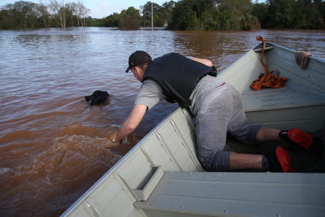 Lucas Atkinson, pecuarista, recupera um bezerro em área alagada em Venâncio Aires, no Rio Grande do Sul, em 5 de setembro de 2023. 