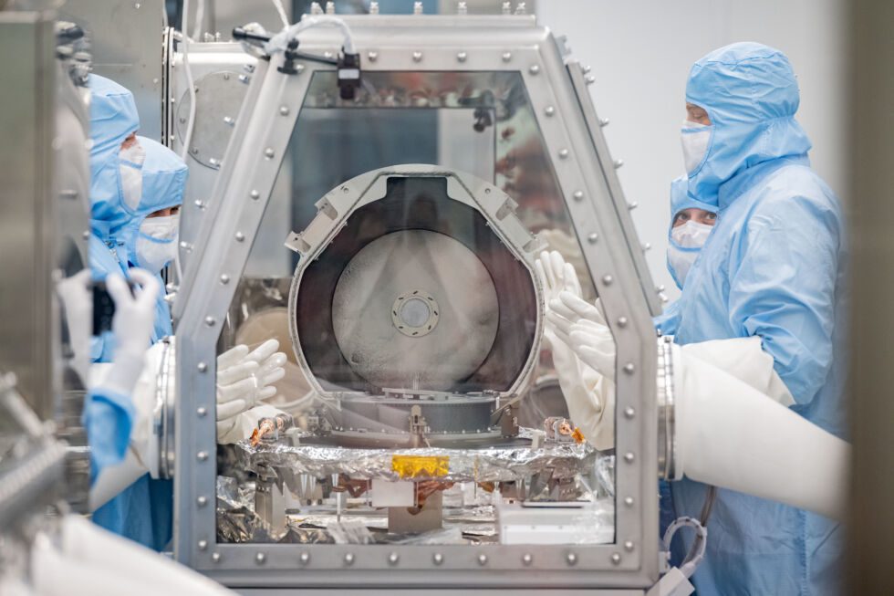 Abrindo a tampa de uma amostra de asteróide OSIRIS REx no Edifício 31, a Instalação de Processamento de Materiais Astronômicos no Centro Espacial Johnson.