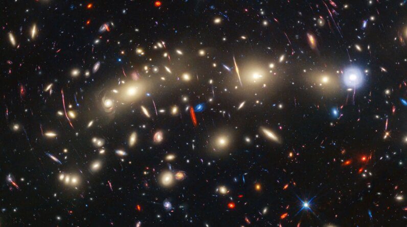 Webb e Hubble da NASA se combinam para criar a visão mais colorida do universo
