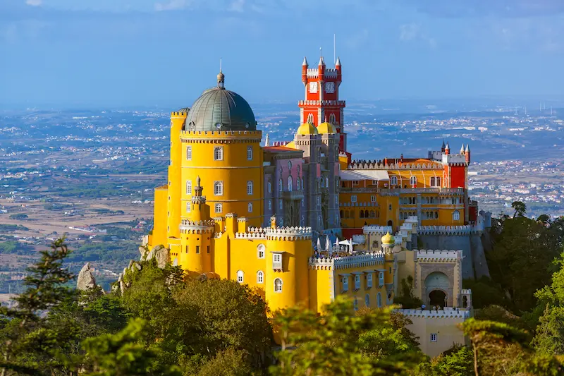 Palácio da Pena e sua vista deslumbrante da região © Adobe Stock