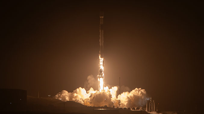 Foguete Falcon 9 decola da Califórnia carregando 22 satélites Starlink, o 100º lançamento da SpaceX em 365 dias