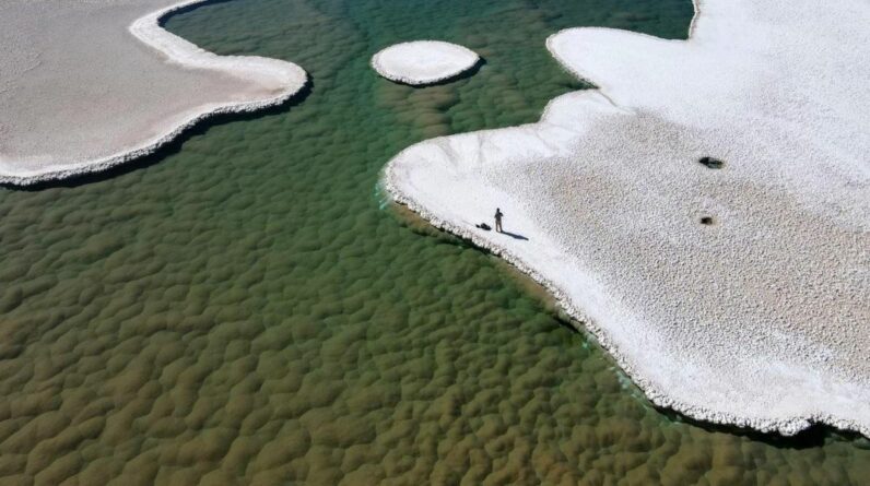 Um incrível mundo perdido de lagos cristalinos descoberto no deserto