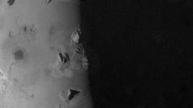 Juno faz o primeiro sobrevôo próximo da lua Io, coberta de vulcões